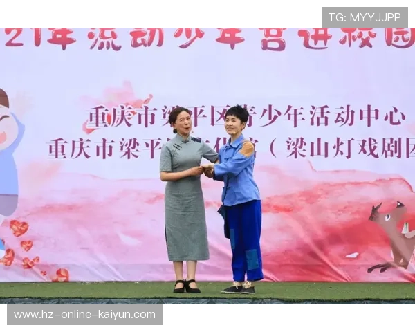 梁平赛现场摇滚乐队与非遗灯戏相结合打造热烈氛围共庆传统文化盛宴 梁平赛现场摇滚乐队与非遗灯戏相结合打造热烈氛围共庆传统文化盛宴